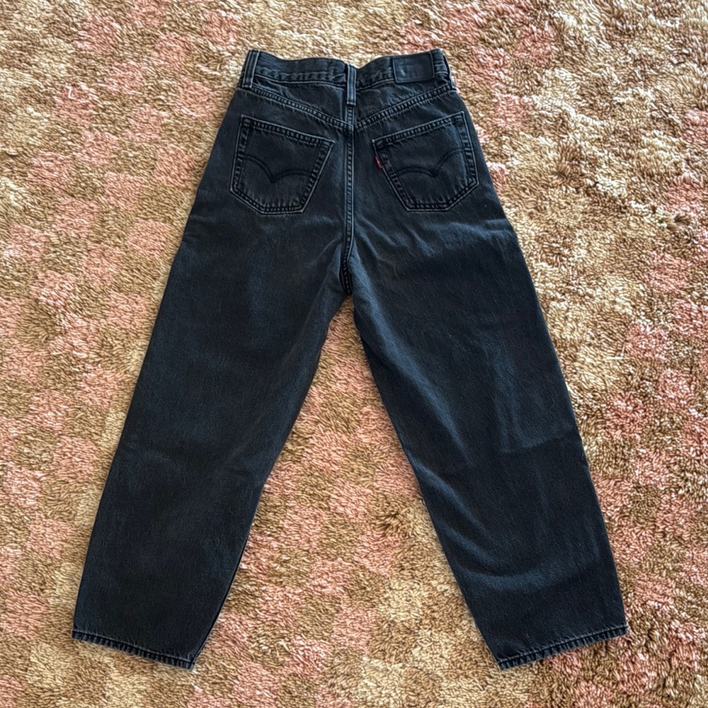 Levi's Black High-Rise Cropped Ankle Jeans - Picture 5 of 9